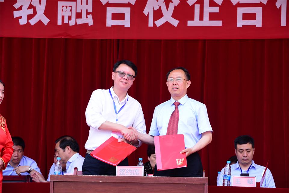 孙德仁校长与上海莱仪堂生物科技有限公司董事长陈凯签约